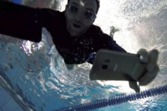Айфон упал в воду – решение найдено Гарантия на залитые iPhone не распространяется